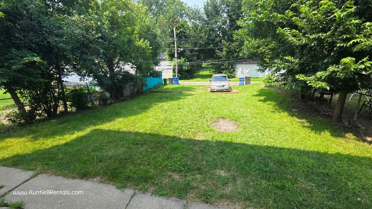 727 Thomas Ave N - Photo 3 of 18