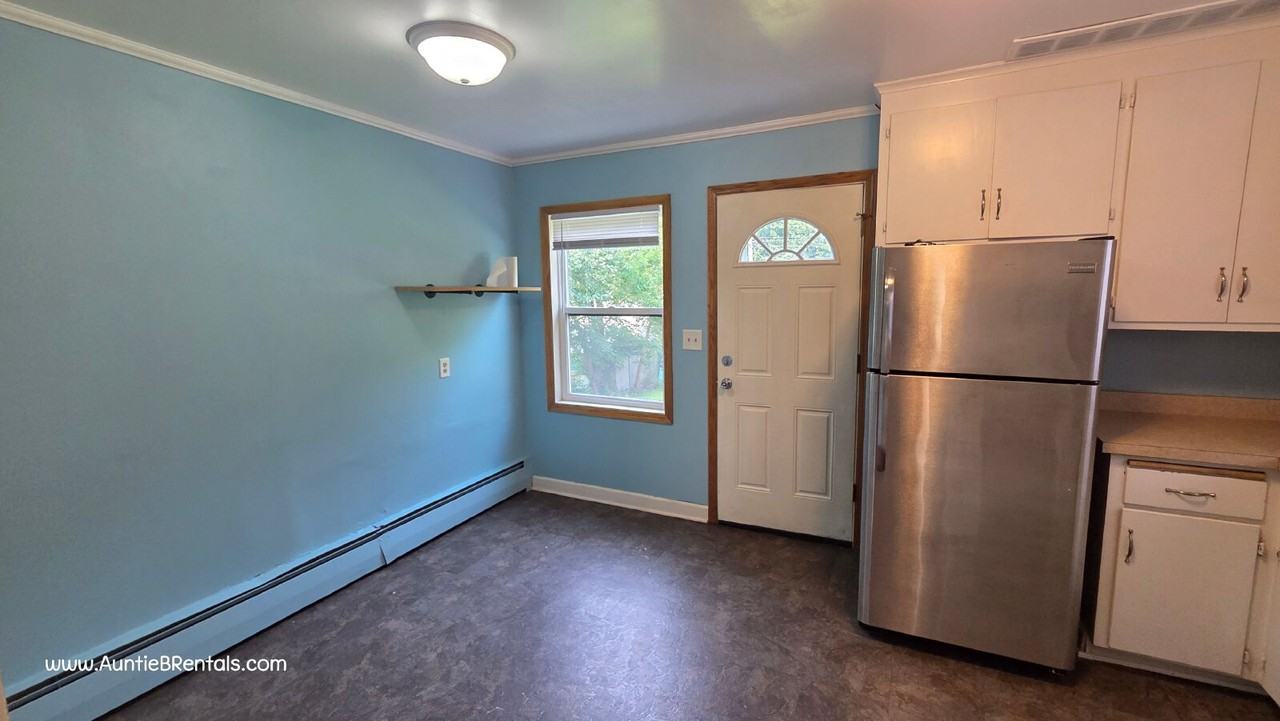 727 Thomas Ave N - Photo 4 of 18