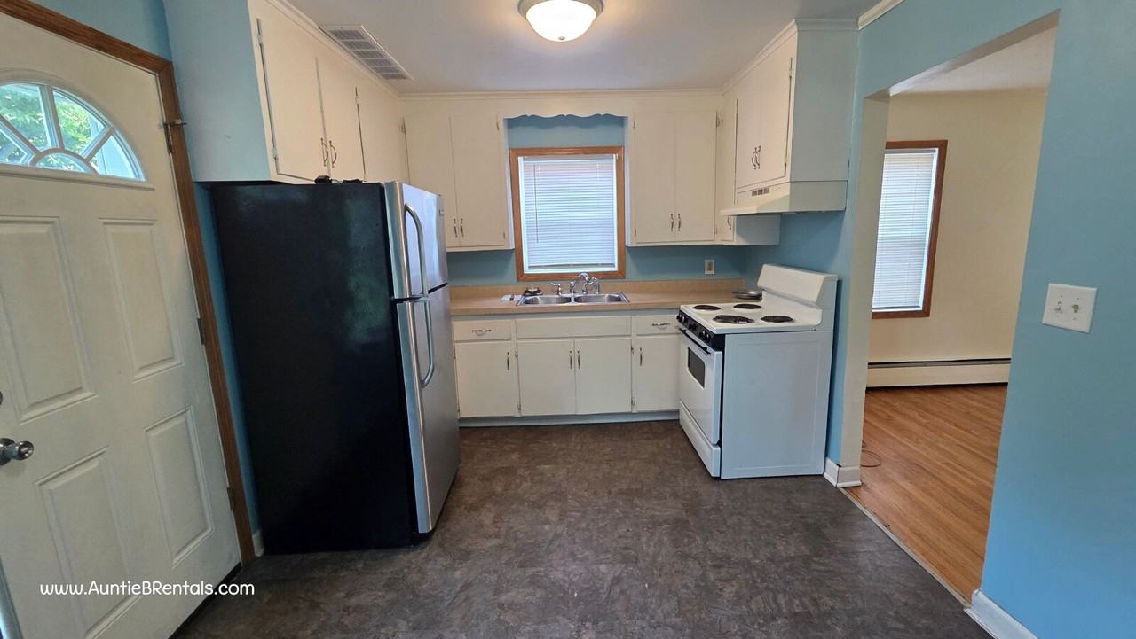 727 Thomas Ave N - Photo 5 of 18