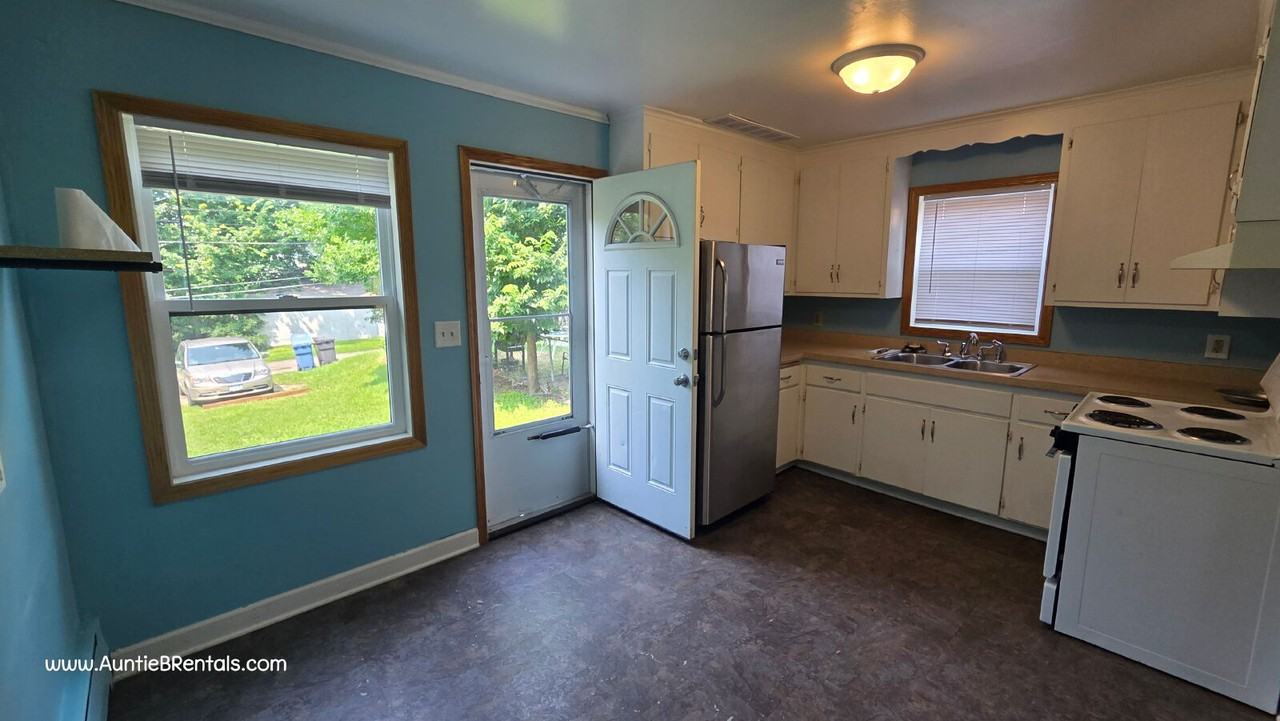 727 Thomas Ave N - Photo 6 of 18
