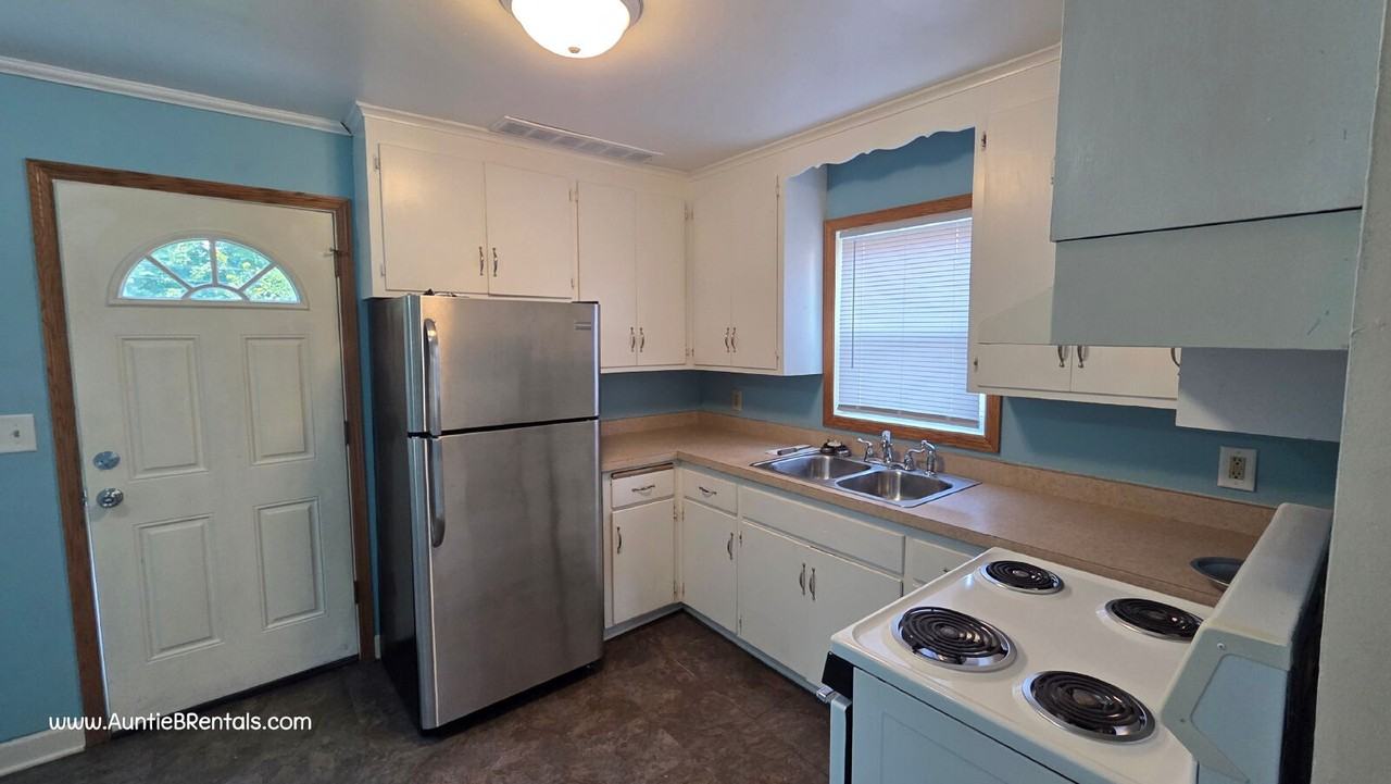 727 Thomas Ave N - Photo 7 of 18