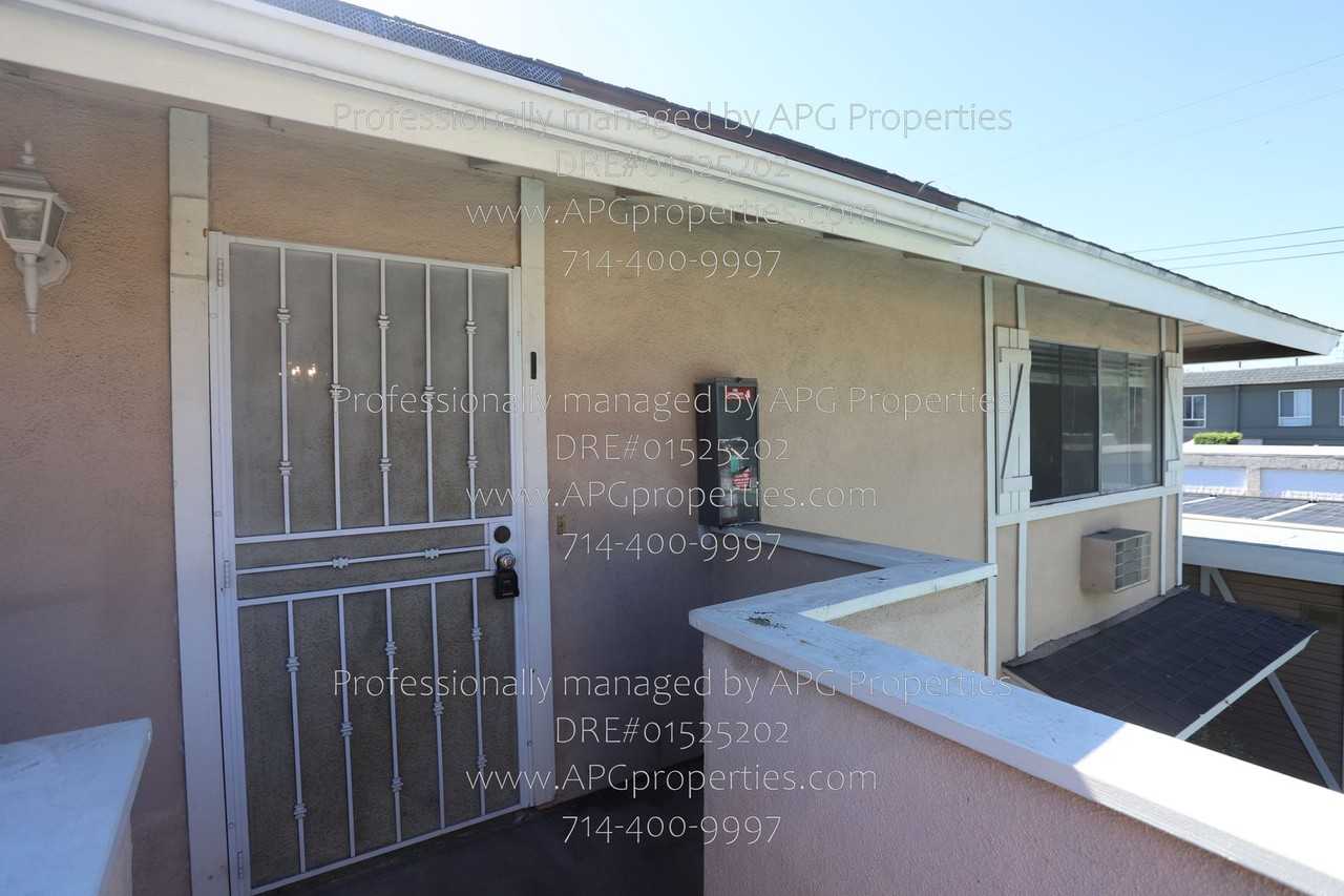 414 North Clark Street #I - Photo 3 of 19