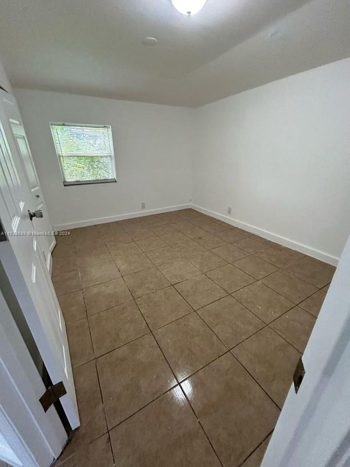 1455 Ne 146th St #BB - Photo 3 of 7