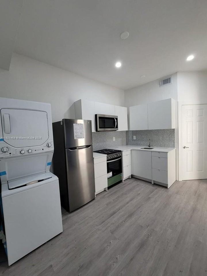 734 Sw 4th St #8-8 - Photo 3 of 5