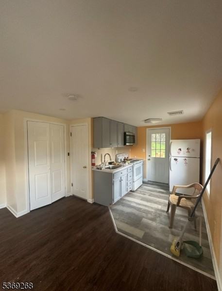 95 Thompson Ave #BB - Photo 3 of 6