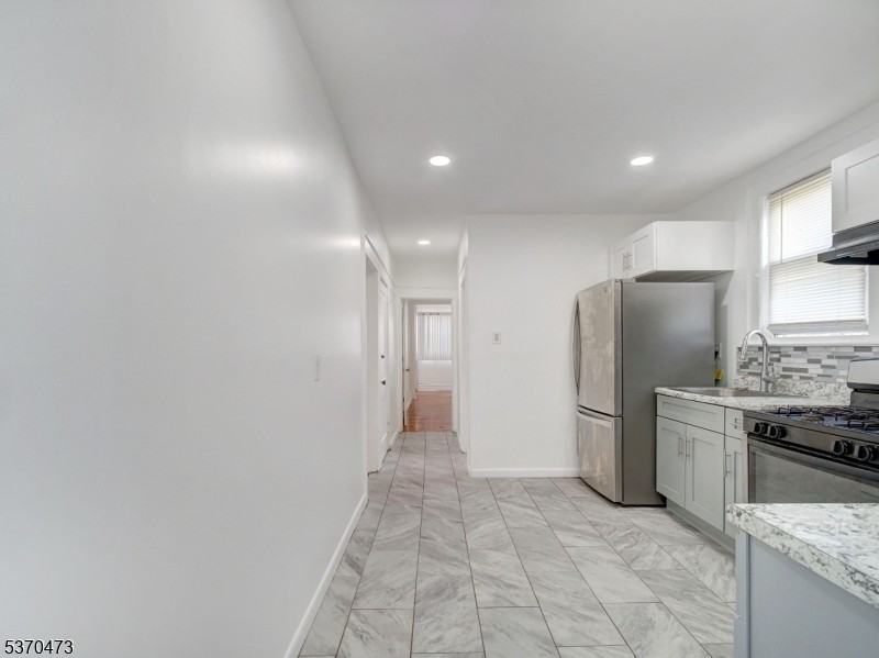 52 Headley Ter #1-1 - Photo 3 of 14