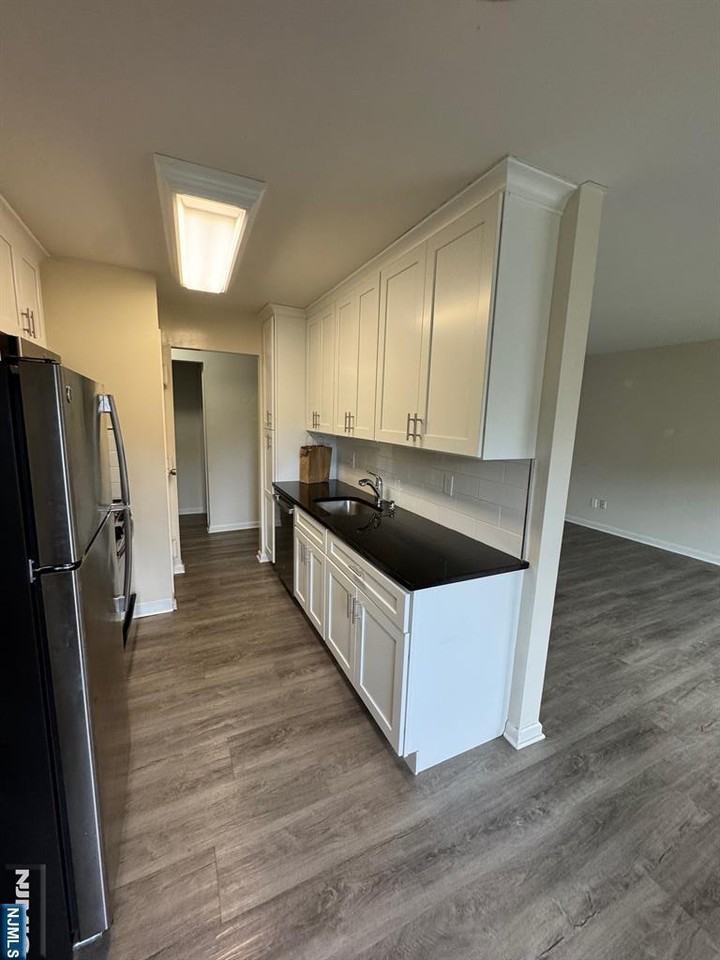 231 Sutton Pl #231 - Photo 2 of 8
