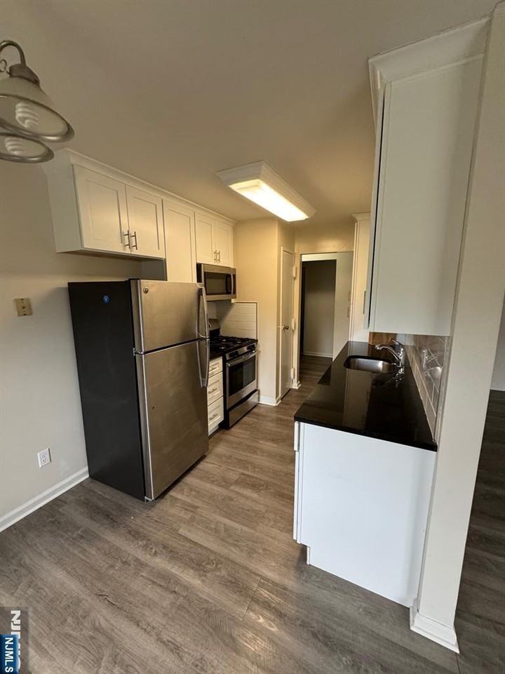 231 Sutton Pl #231 - Photo 3 of 8
