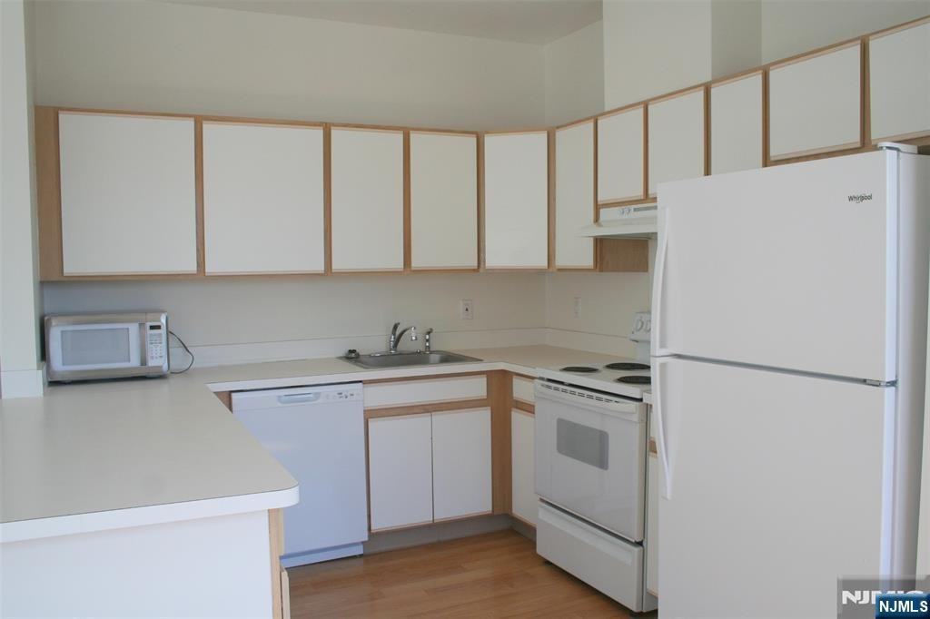 16 N Maple Ave #DD - Photo 3 of 5