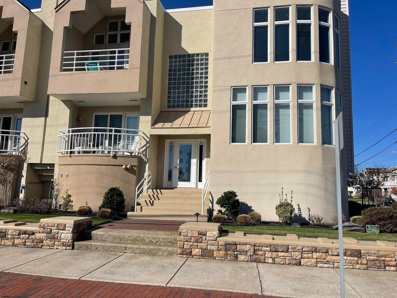 9101 Atlantic Ave - Photo 2 of 16