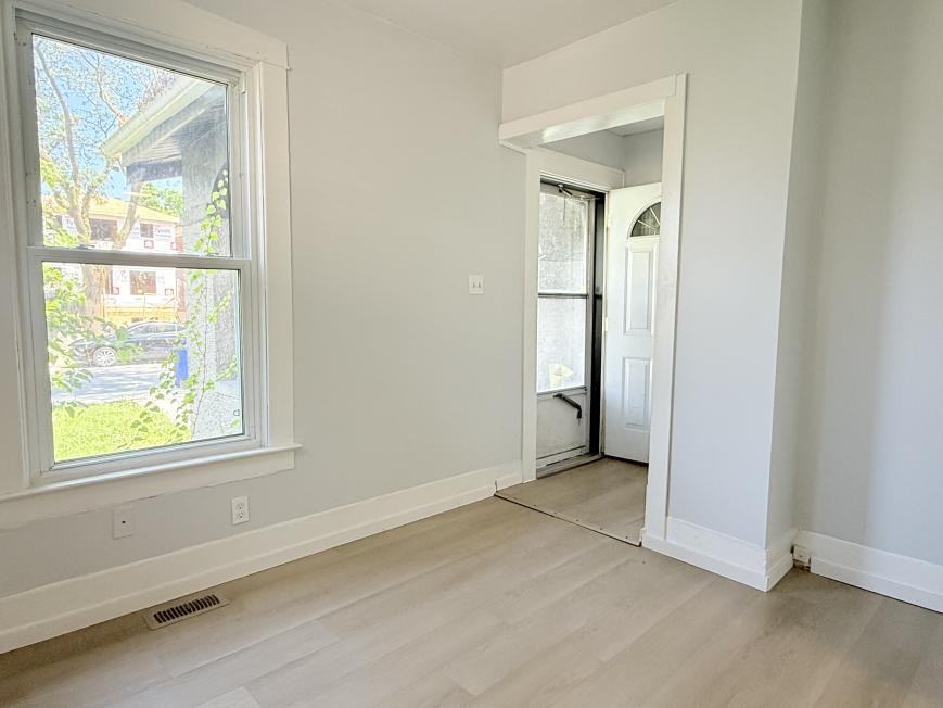 349 345-347-349 Campbell Ave - Photo 3 of 10