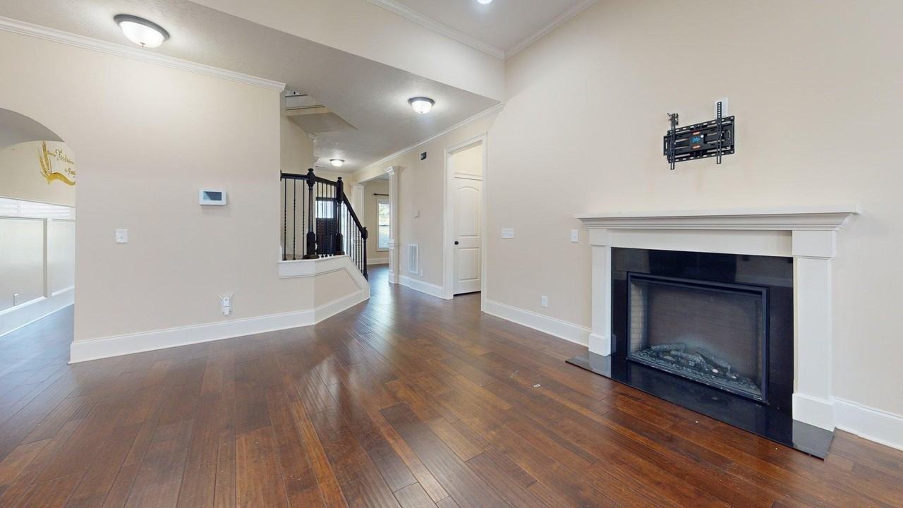 8614 Crenshaw Dr - Photo 5 of 27