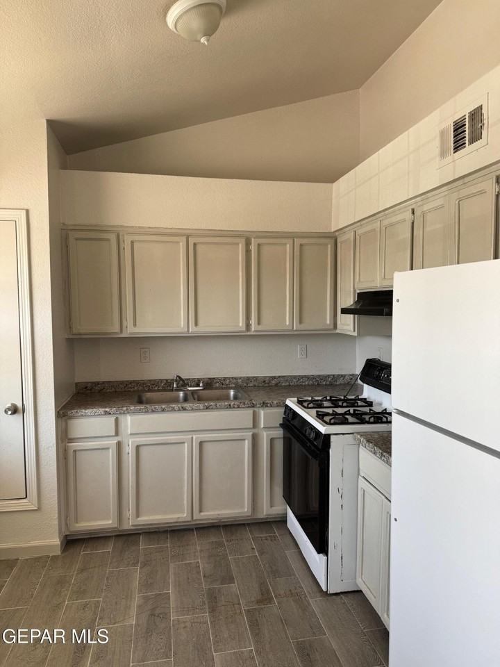 8507 Alameda Ave Apt 3 #3 - Photo 6 of 16