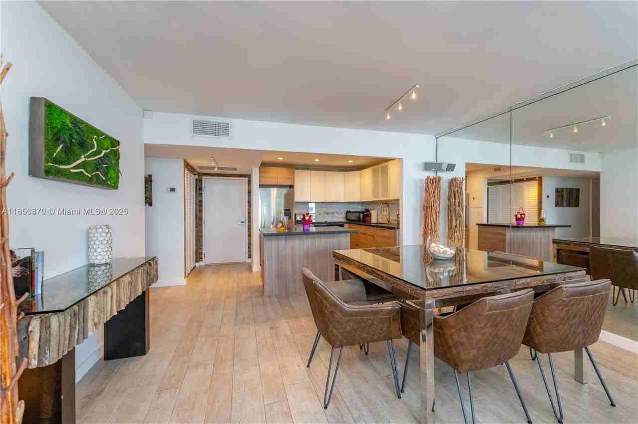 2301 Collins Ave #716 - Photo 3 of 18