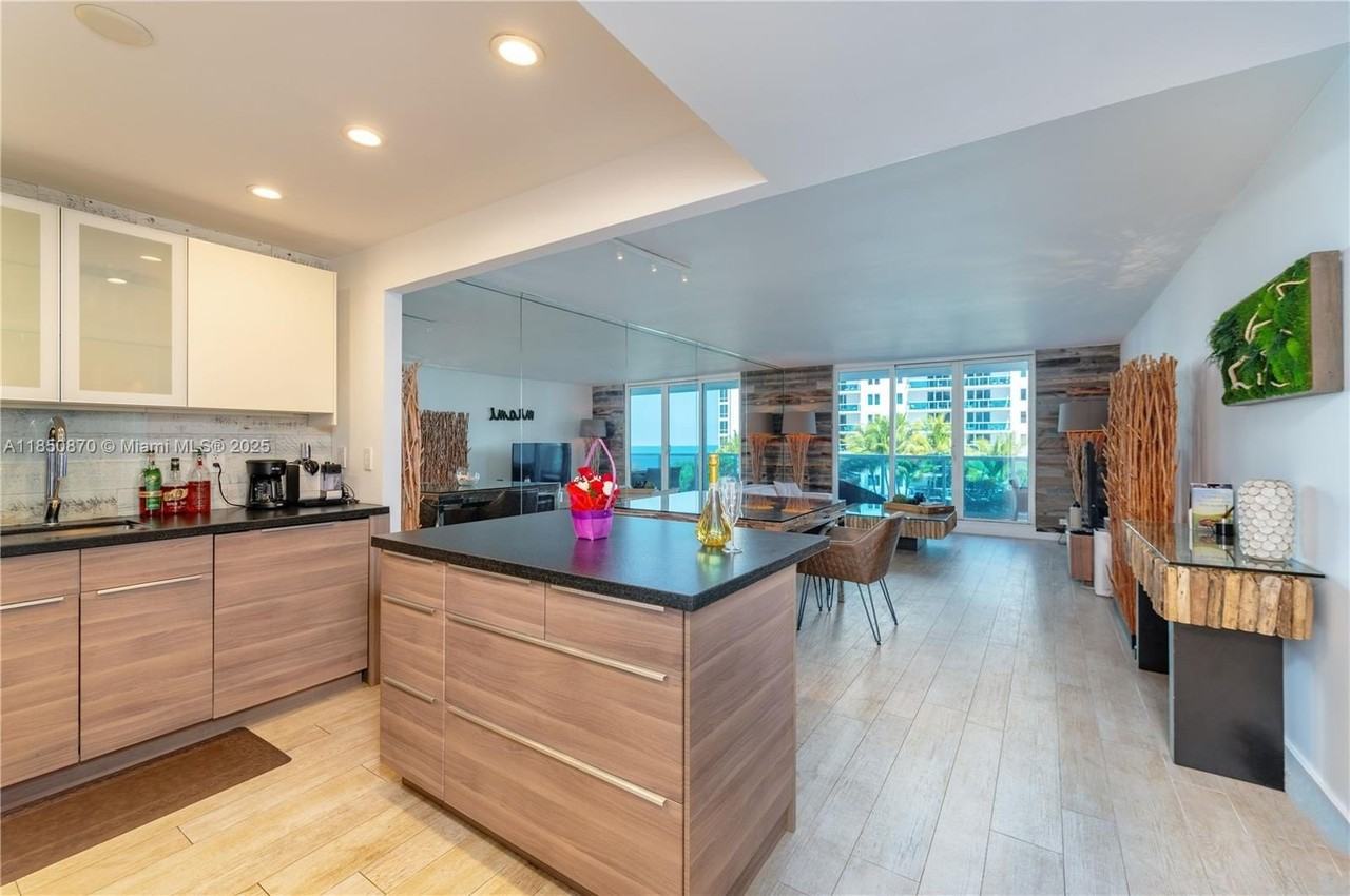 2301 Collins Ave #716 - Photo 7 of 18