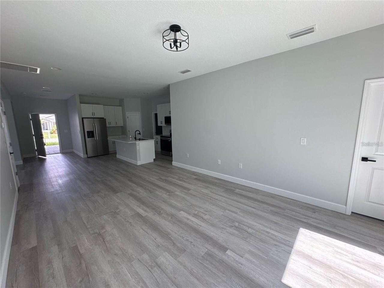 104 Australian Dr - Photo 2 of 12