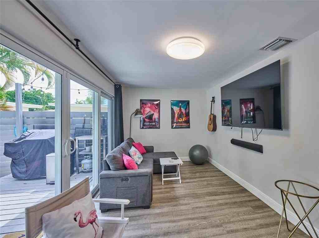 801 Ne 15th St - Photo 2 of 50