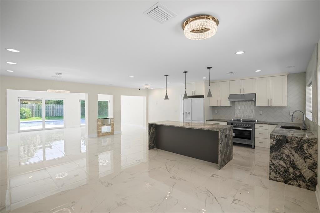 2116 Mariner Dr - Photo 3 of 50