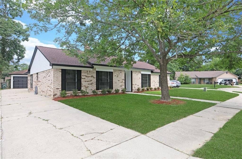 811 N Lake Verret Ct - Photo 2 of 25