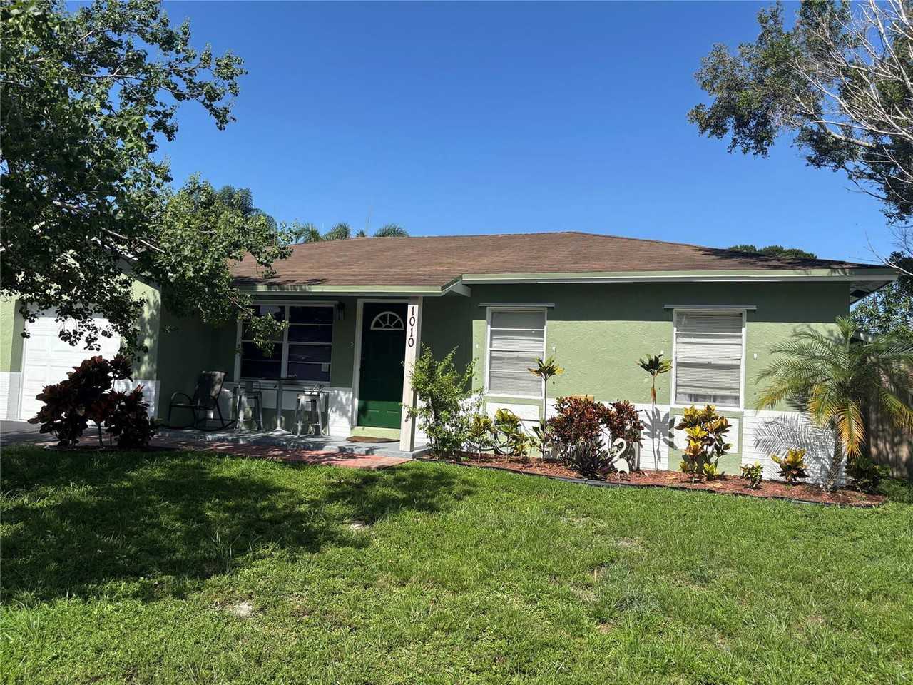 1010 Sw 83rd Ave - Photo 2 of 8