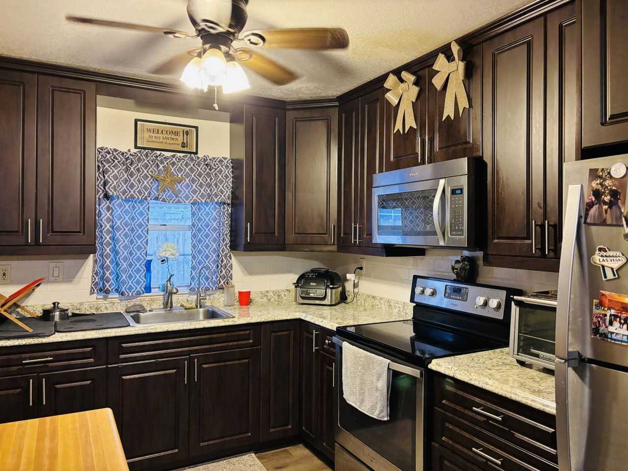 1010 Sw 83rd Ave - Photo 3 of 8