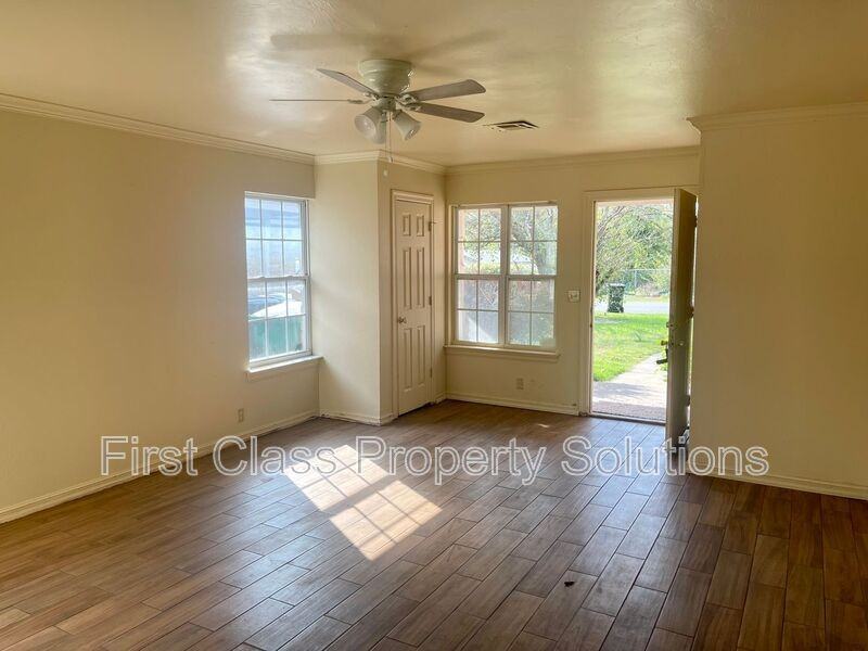 1132 N Gardner Ave - Photo 2 of 14