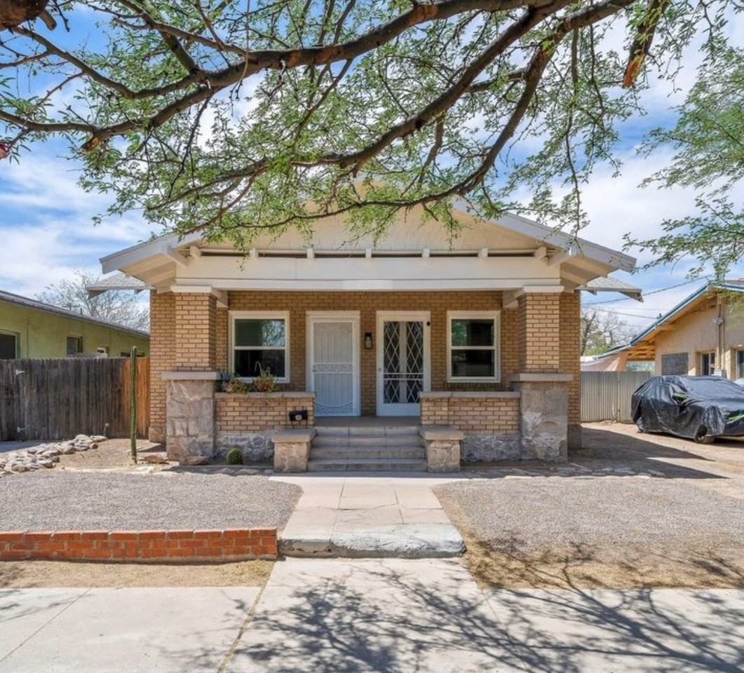 642 E 8th St - Photo 2 of 21