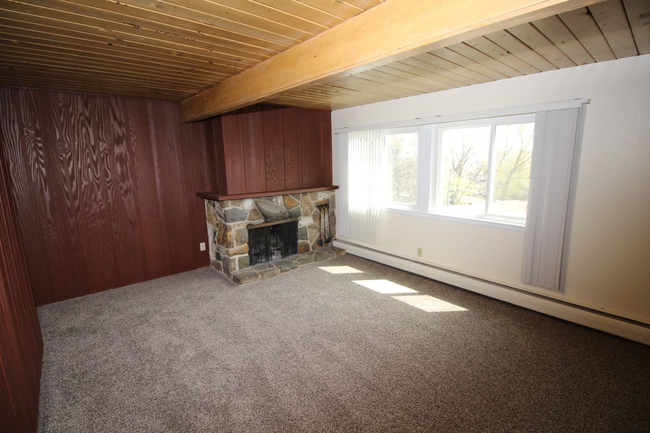 1025 Delmar Ct - Photo 4 of 8