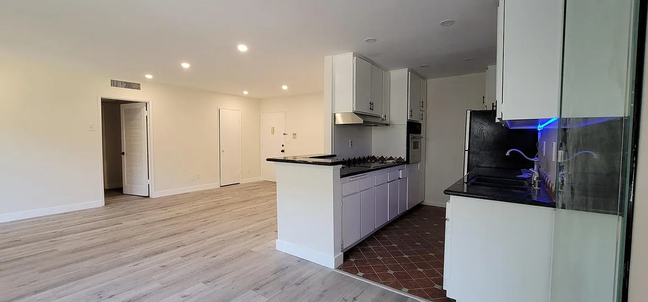 5328 Newcastle Ave - Photo 3 of 10