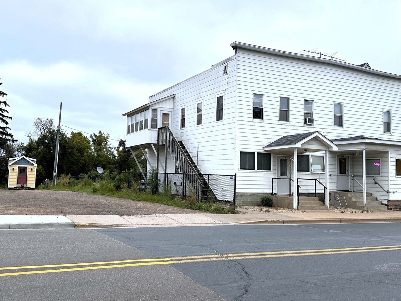 118 Spring St - Photo 2 of 3