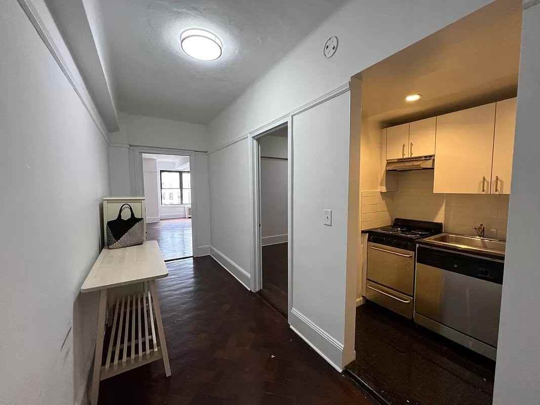 W 73rd St #14B - Photo 2 of 4