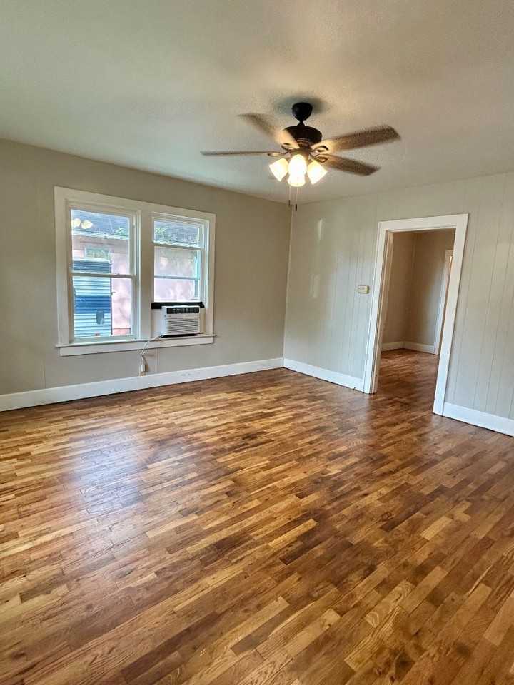 323 E Kathleen St - Photo 3 of 11