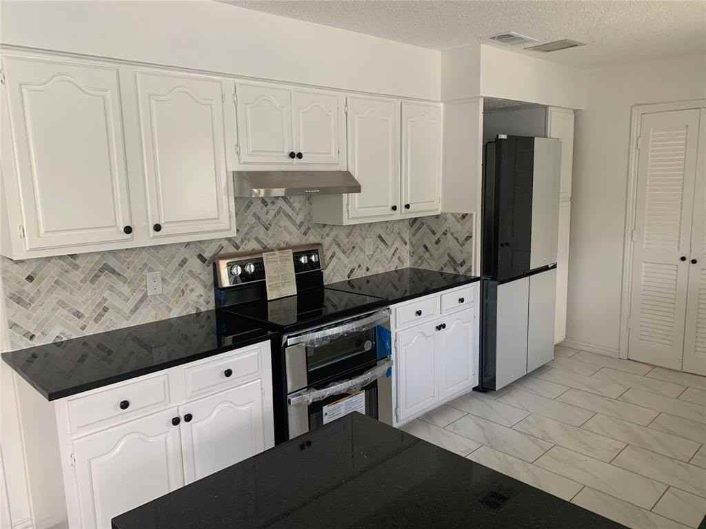1520 Parkside Dr - Photo 5 of 33