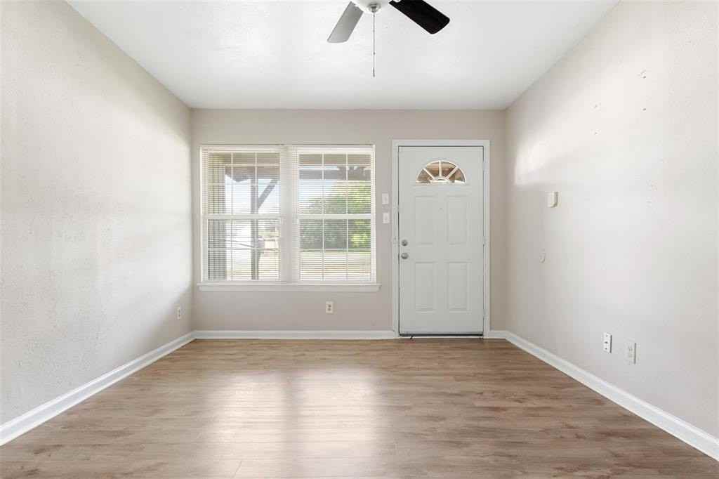 1320 Longview St - Photo 4 of 26