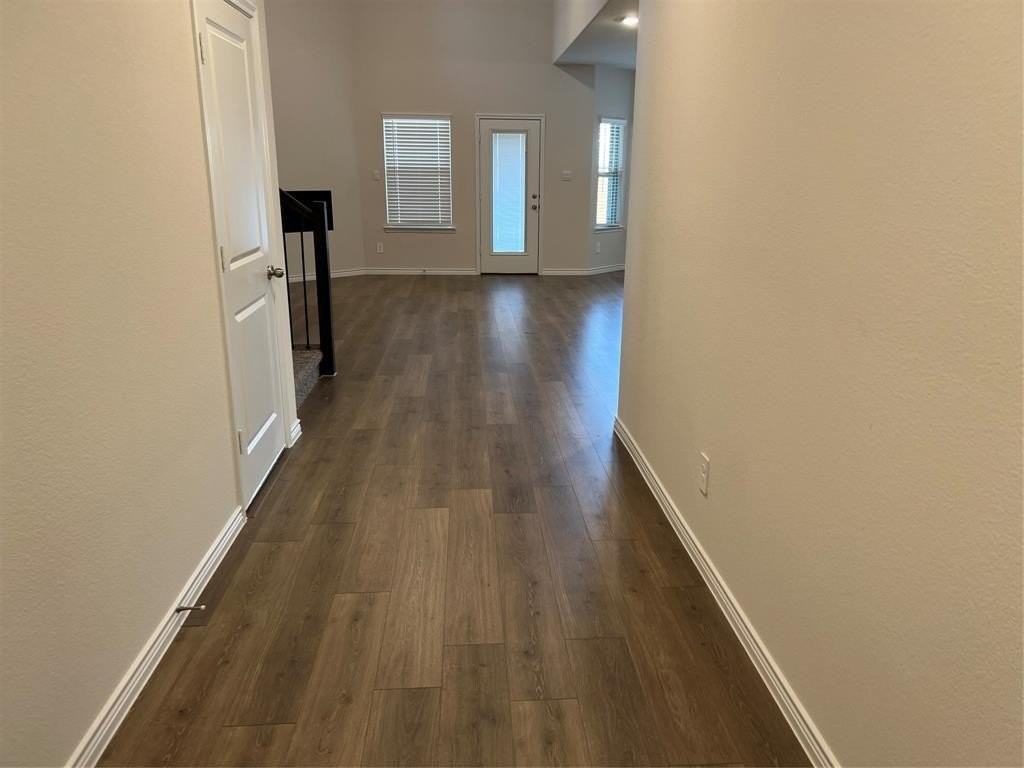 10517 Breezeway Drive - Photo 4 of 30