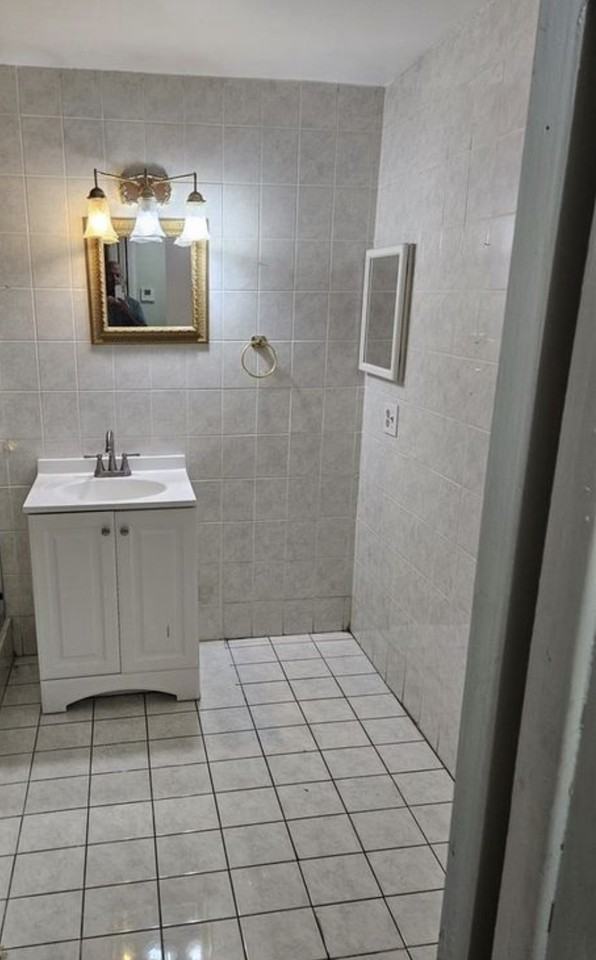 1460 Northeast 169th Street - Photo 5 of 11