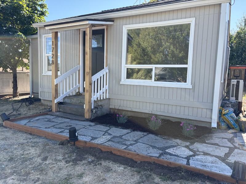 1728 Nw Crouch St - Photo 2 of 5