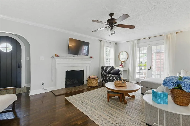 1929 Freeman Ave - Photo 3 of 8