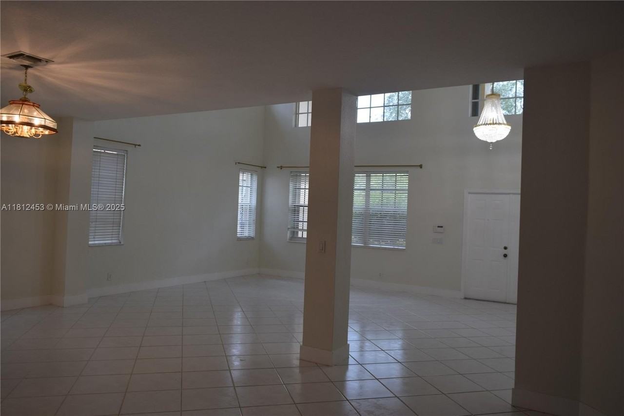 991 Crestview Cir - Photo 5 of 50