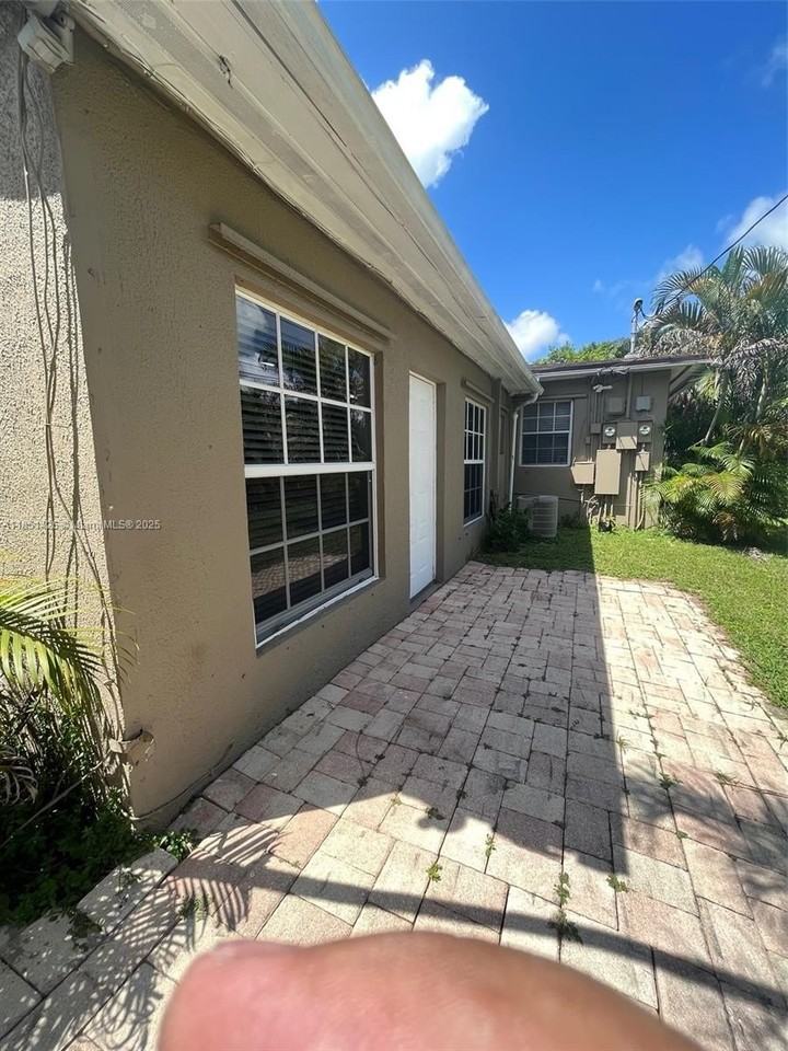 2410 Thomas St #3C - Photo 2 of 8