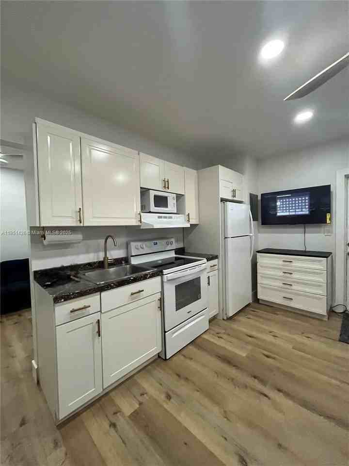 2410 Thomas St #3C - Photo 3 of 8