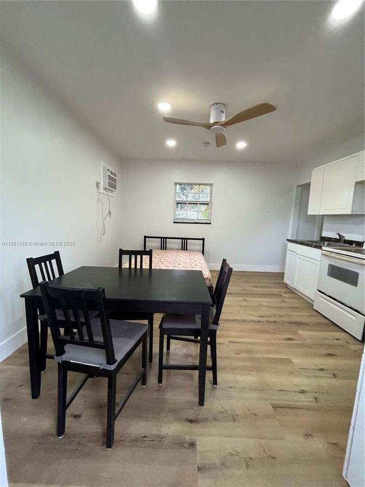 2410 Thomas St #3C - Photo 6 of 8