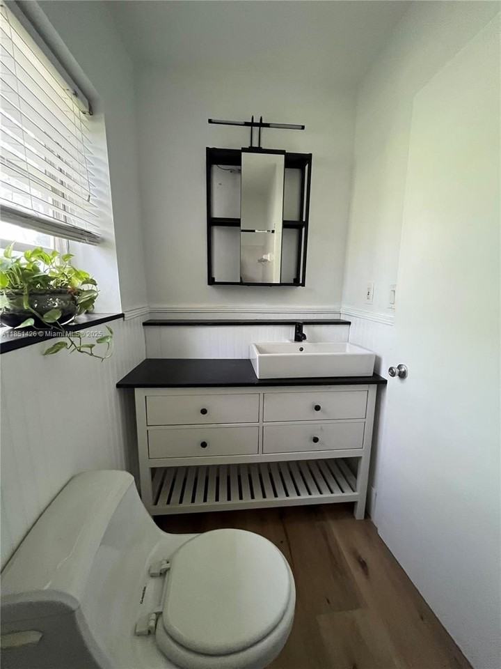 2410 Thomas St #3C - Photo 7 of 8