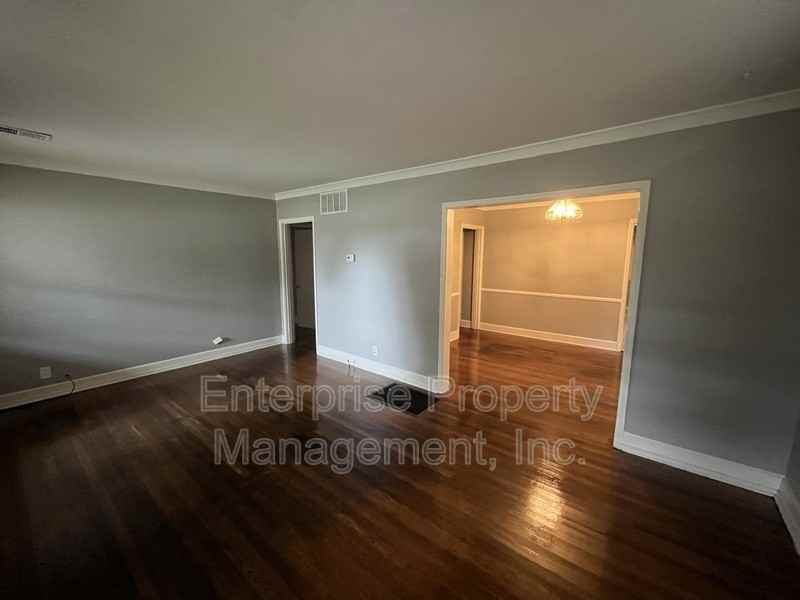 609 Houston St - Photo 4 of 18