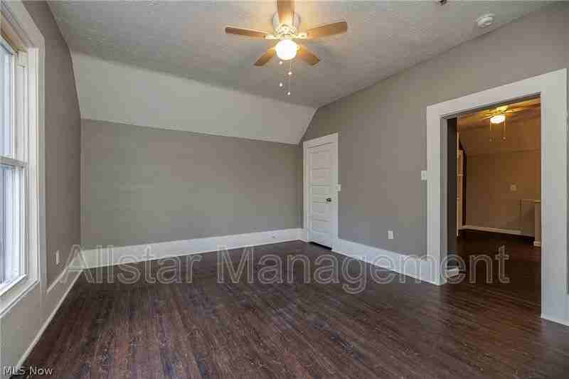 228 Gates Ave - Photo 2 of 25