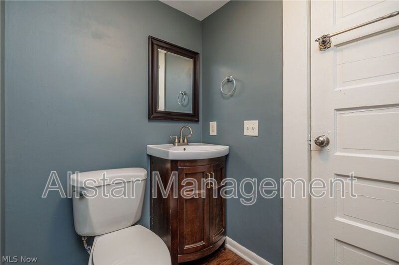 228 Gates Ave - Photo 3 of 25