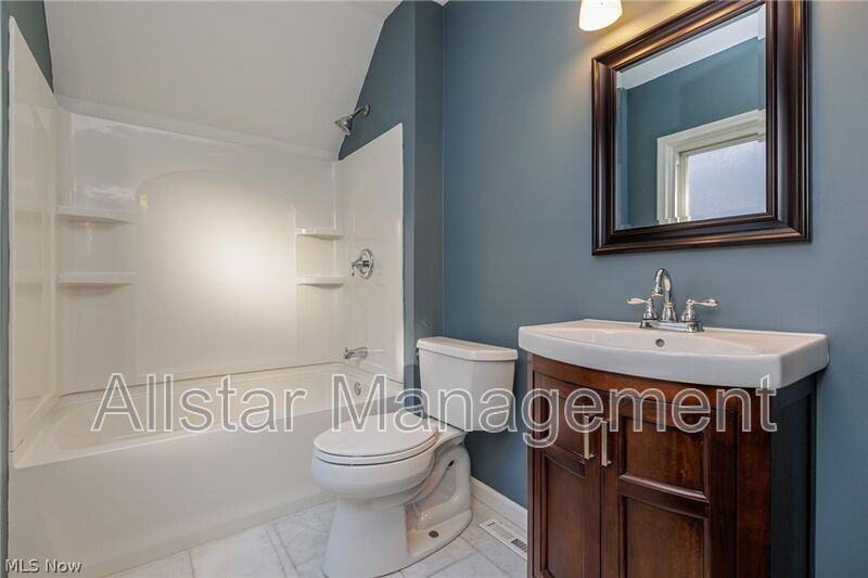 228 Gates Ave - Photo 4 of 25