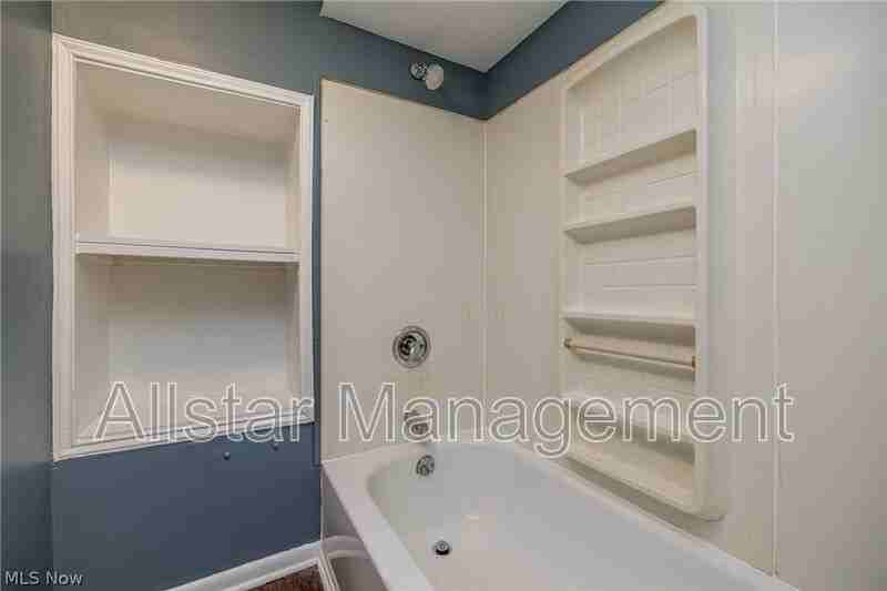 228 Gates Ave - Photo 5 of 25