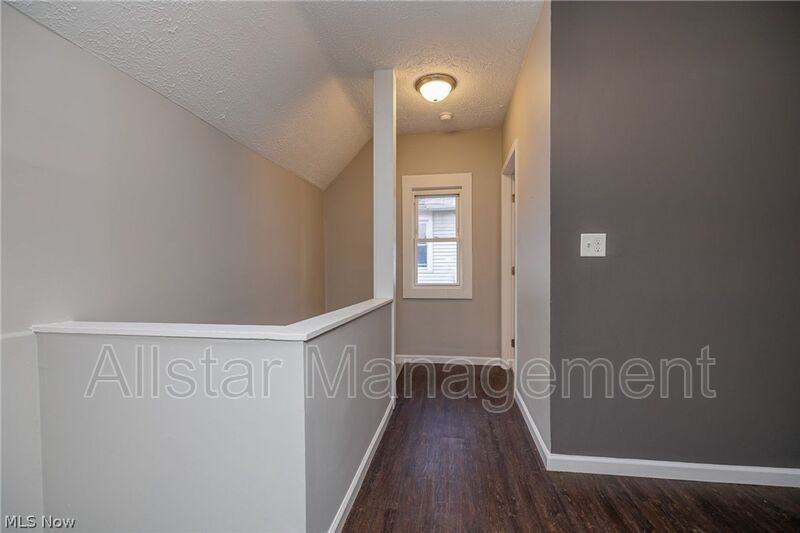 228 Gates Ave - Photo 6 of 25