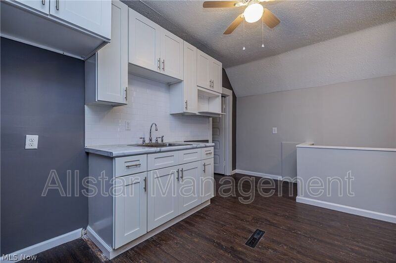 228 Gates Ave - Photo 7 of 25